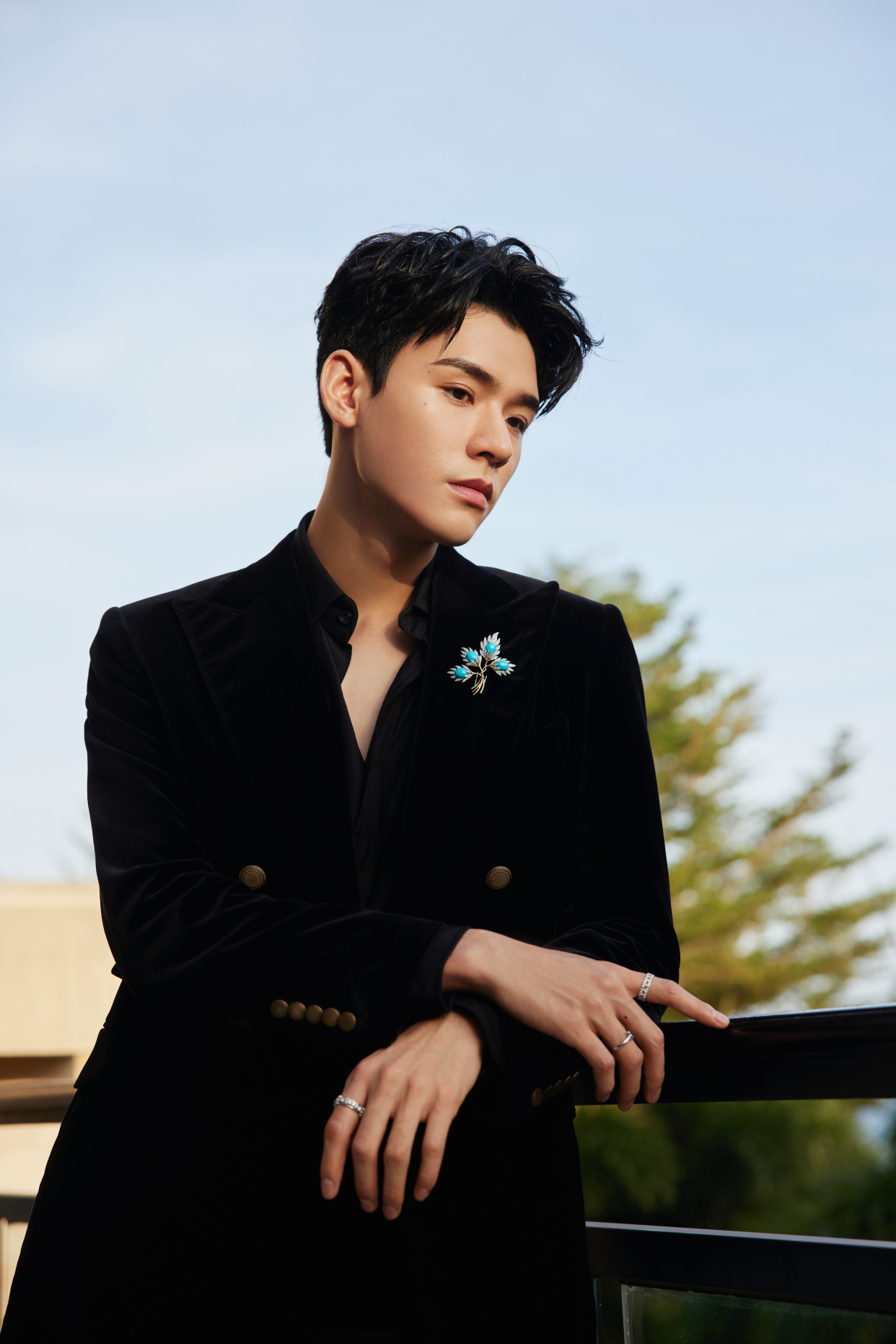 龚俊黑丝绒西服大片