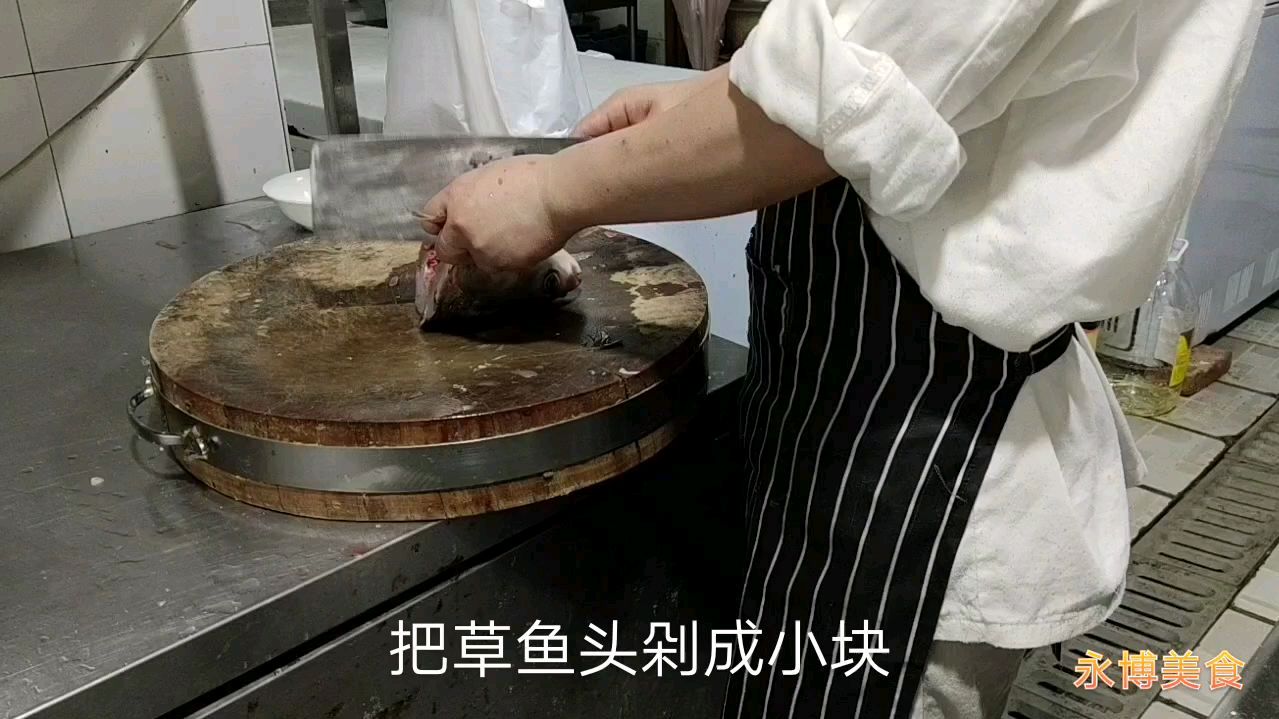厨师长分享“鱼头豆腐汤”的家常做法,汤浓白鲜美,收藏了