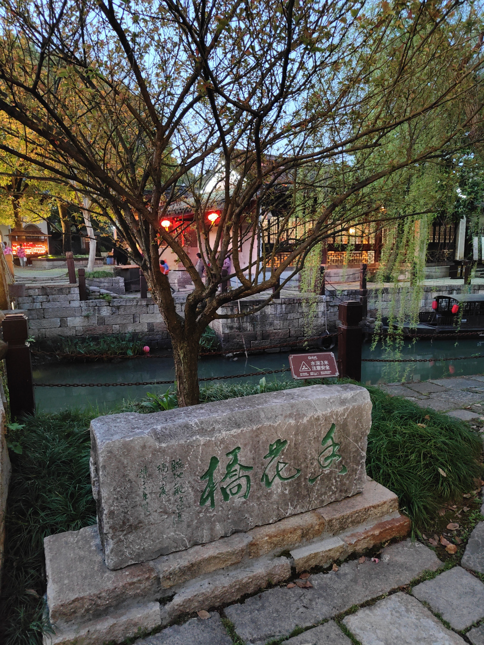 游览《梅花洲》景区,三步二爿(读pán)桥是首要打卡点,多角拍摄,成片