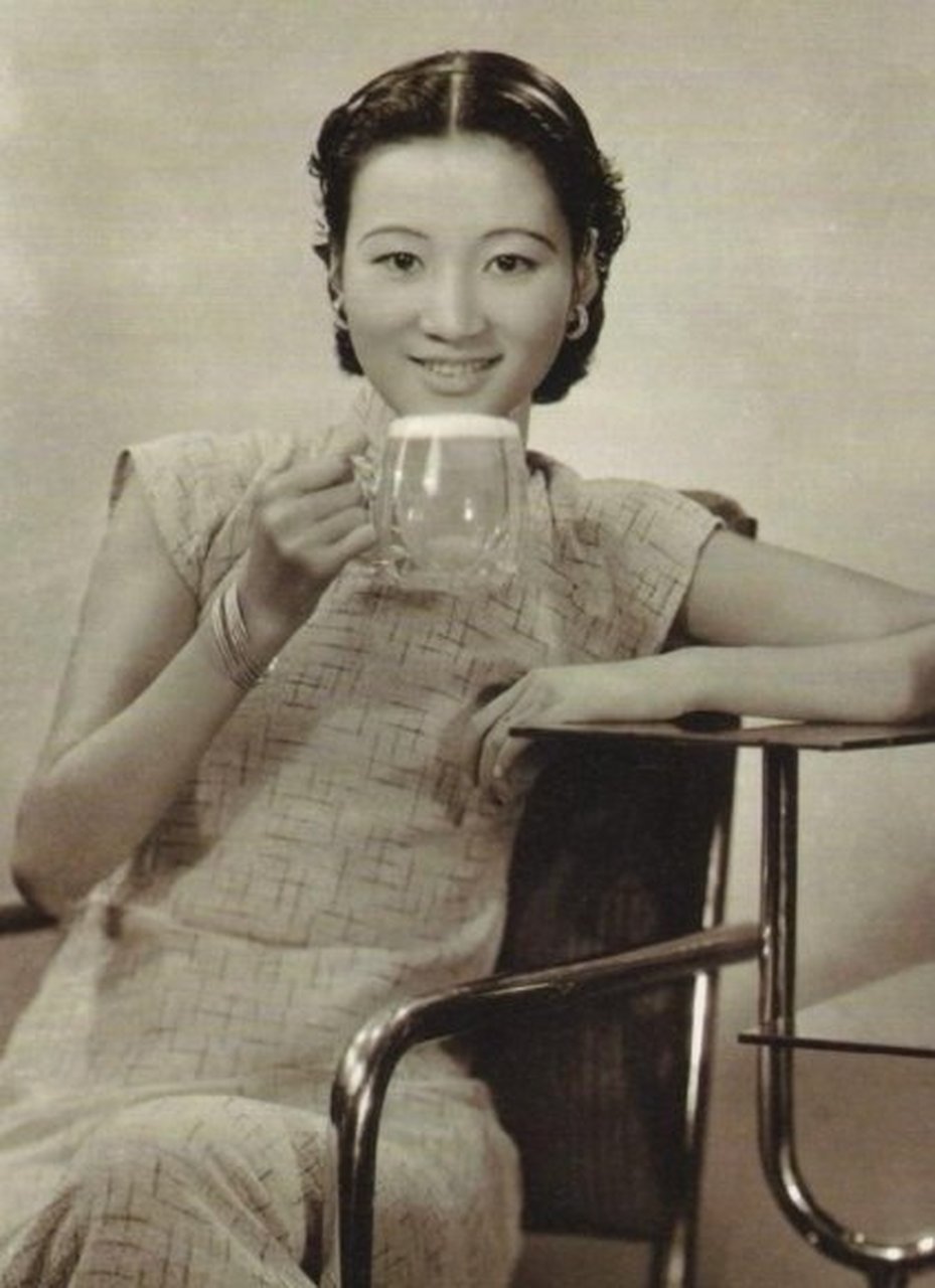 1904年,一位叫潘小璜的神秘少女以"松陵女子"的笔名