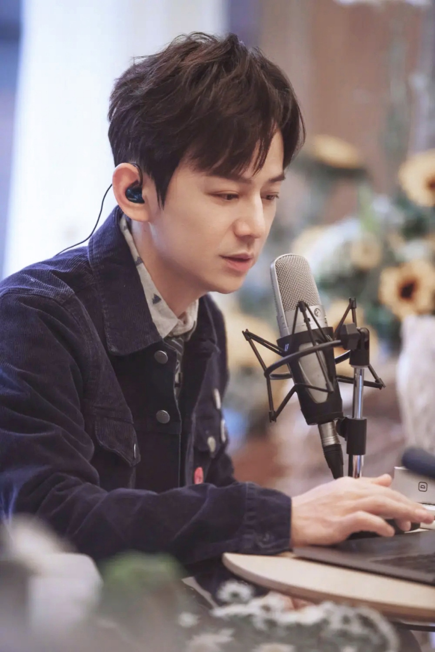 何炅,1974年4月28日出生,毕业于北京外国语大学,芒果tv的主持人