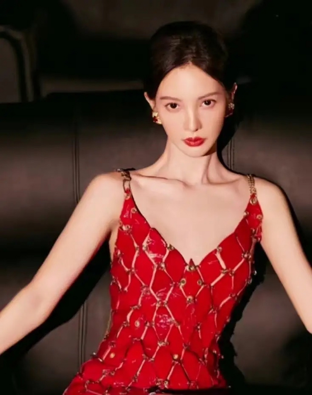 《孤注一掷》中,金晨饰演的安娜,被闺蜜骗到缅甸,受尽一切屈辱,在她