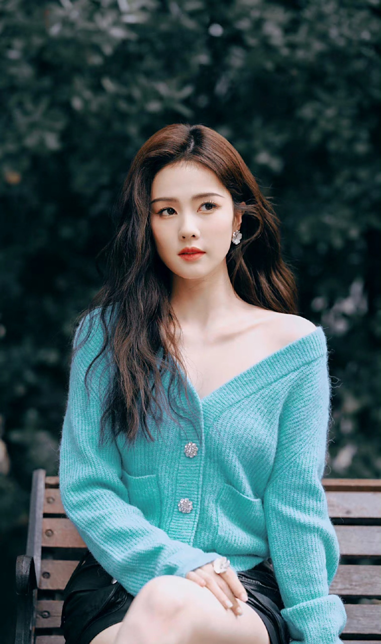 白鹿属于耐看型美女