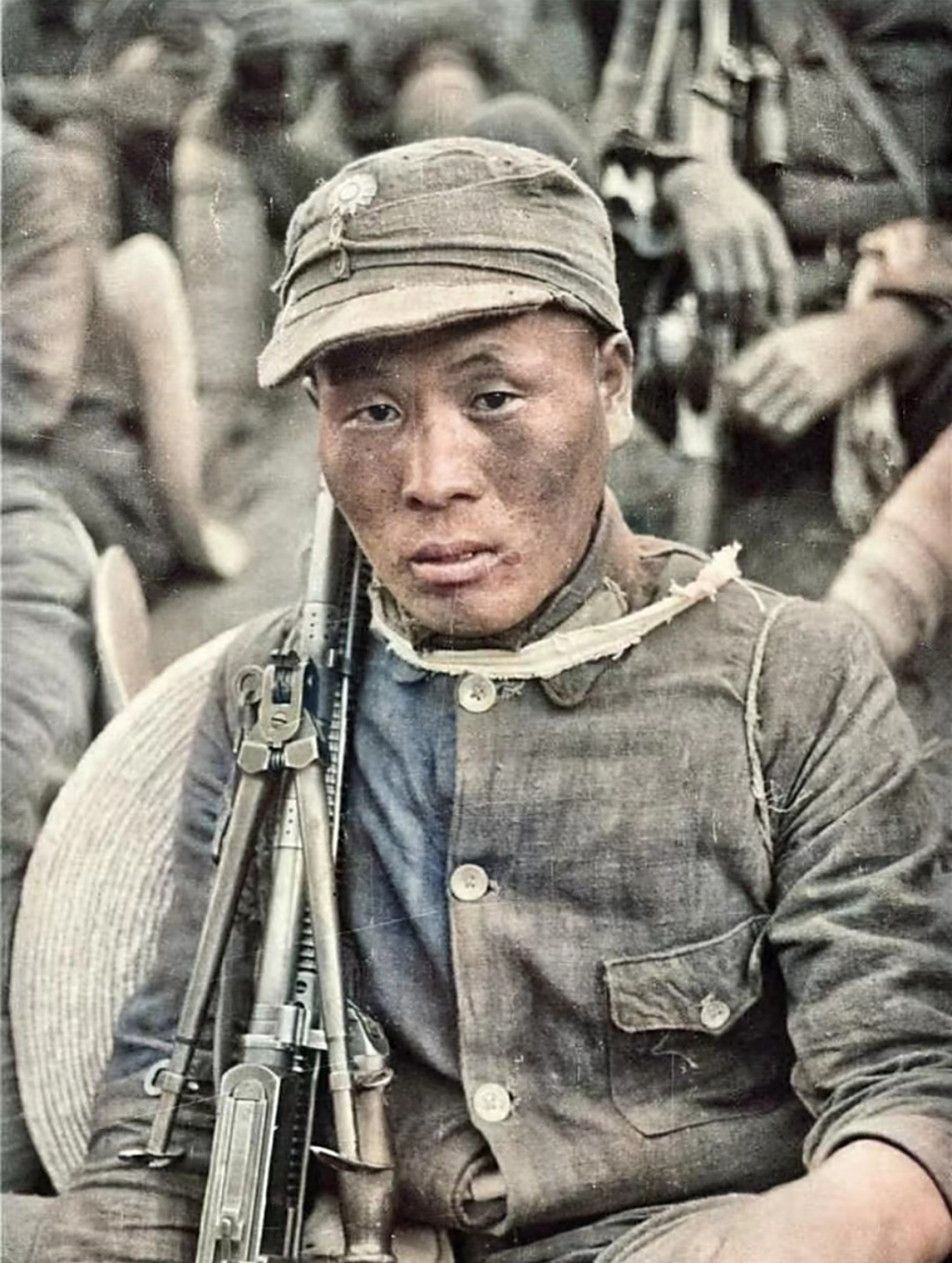 抗战时期,真实的八路军照片,他穿着朴素,衣服有点破旧,扛着崭新的