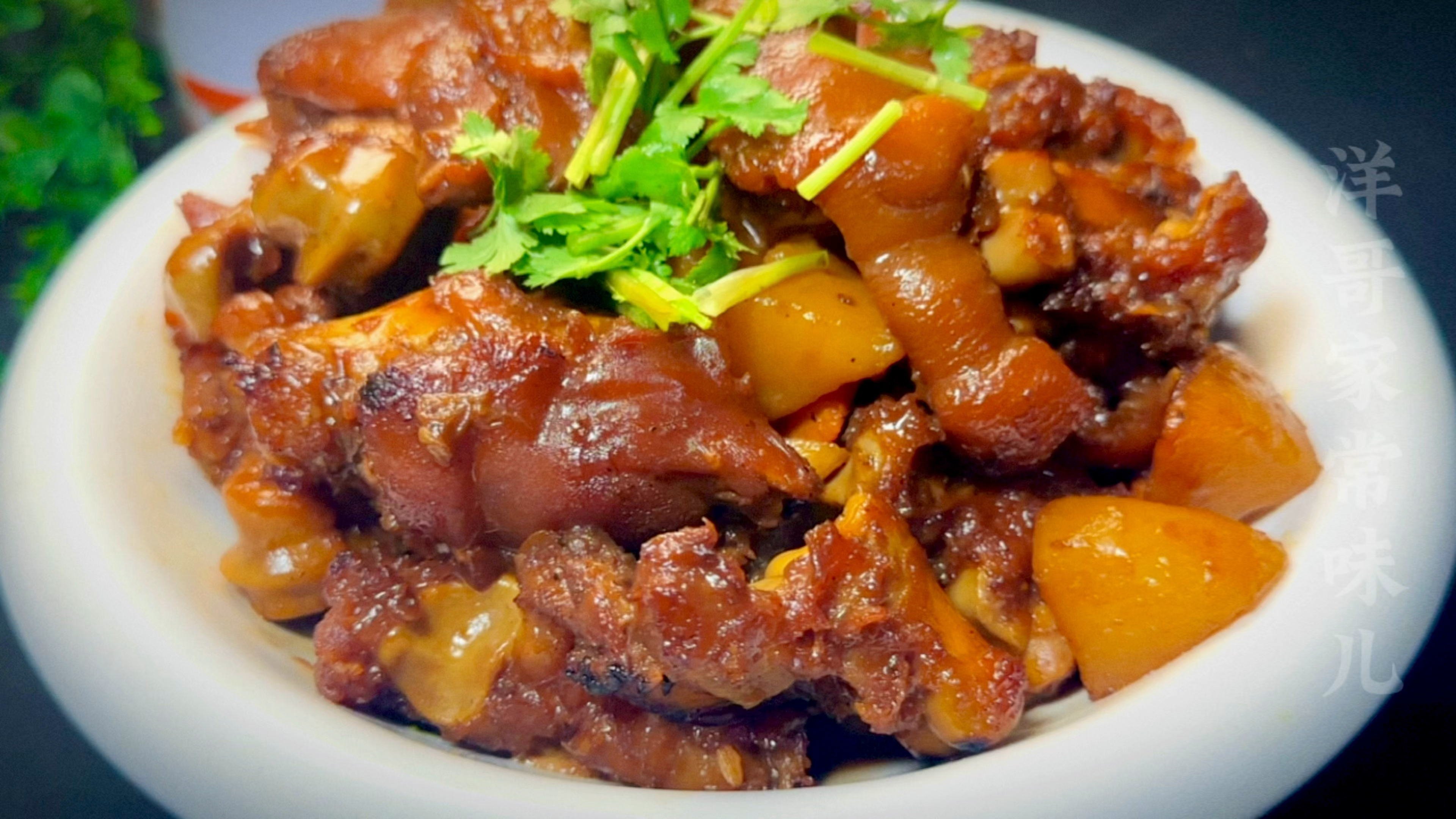 红烧猪蹄炖土豆这样做真是太香了,做法简单一看就会,下酒又下饭