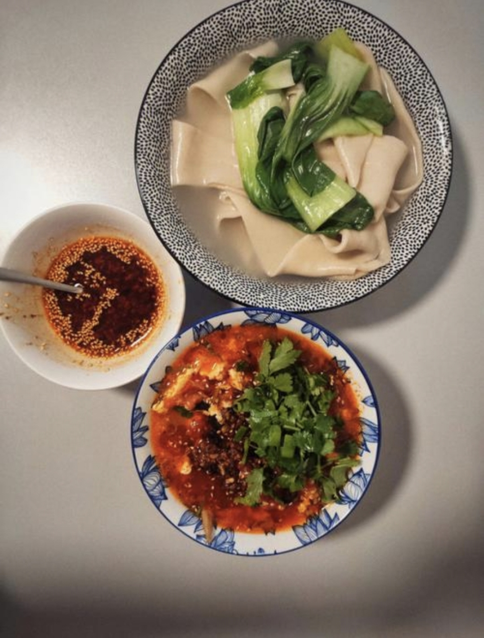 蘸水面 "面白薄筋光,汤汁蒜辣香,汤面分盆装,越嚼越觉香",介绍的自然