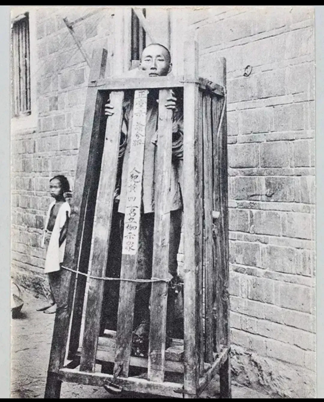 晚清时期,一位正在受刑的清朝犯人,仔细看,囚车上有一个木牌,清晰的写