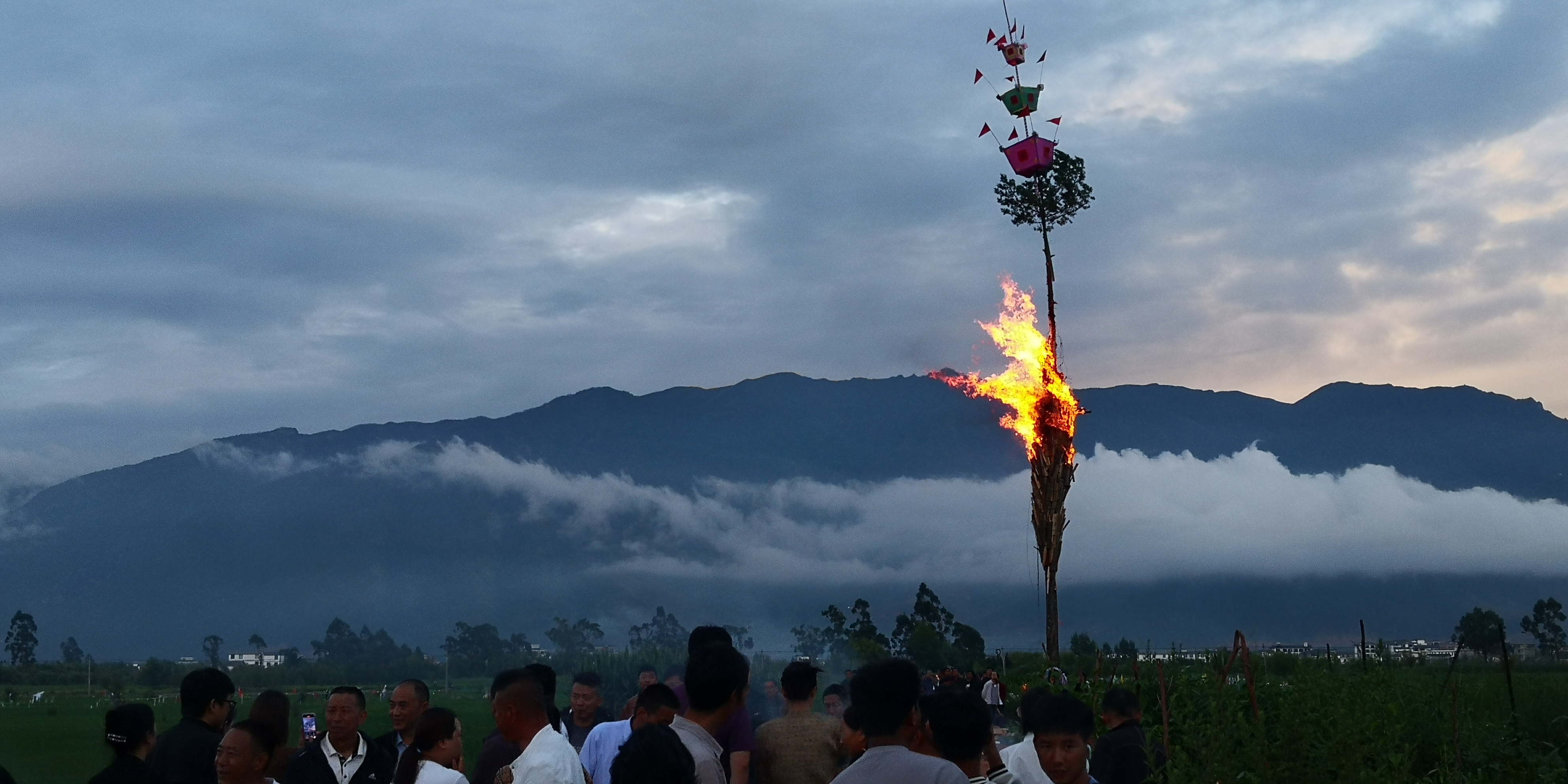 大理鹤庆白族村庄上一年一度的火把节,点燃的是希望,祈求和祝福
