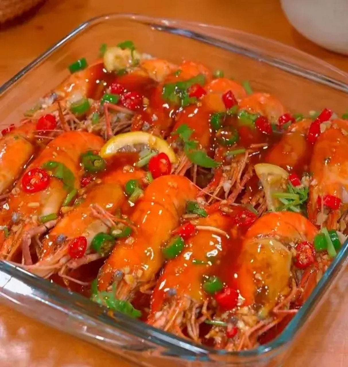 老公买回来的罗氏虾又大又肥,做成捞汁大虾,麻辣鲜香,吃的太过瘾了!