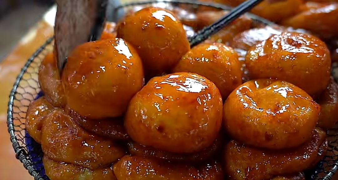 广西"巨型"水油堆,个个犹如鹅蛋大,1元1个大妈靠它买车买房