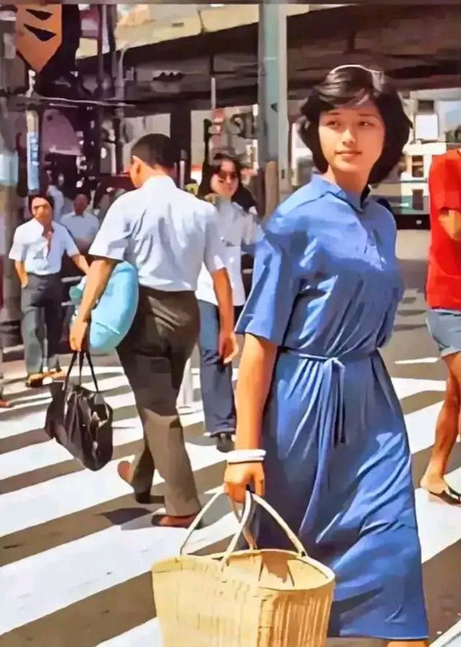 清纯玉女山口百惠在京东街头的留影,照片中山口百惠穿着一袭蓝色长裙