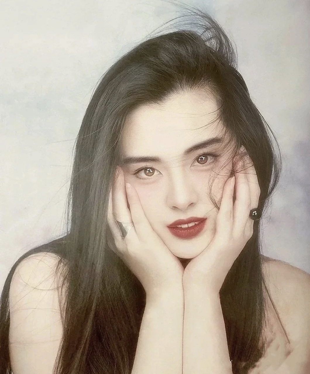 王祖贤年轻时候的一张罕见写真,不得不说美女连头发丝都是美的,她的