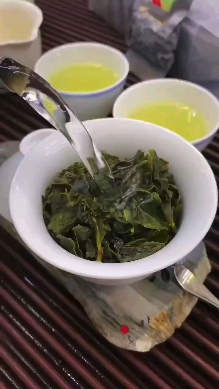 安溪铁观音:情起;铁观音的茶香浸透茶杯:情深;归期至,似箭弦,心如麻