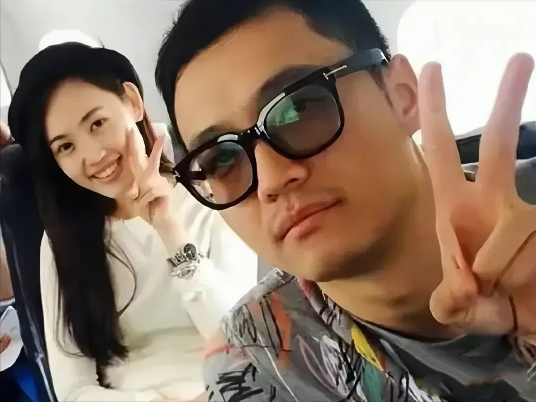 宋喆出狱后,低调了很多,由于名声在外,没有人再敢聘请他当经纪人,所以