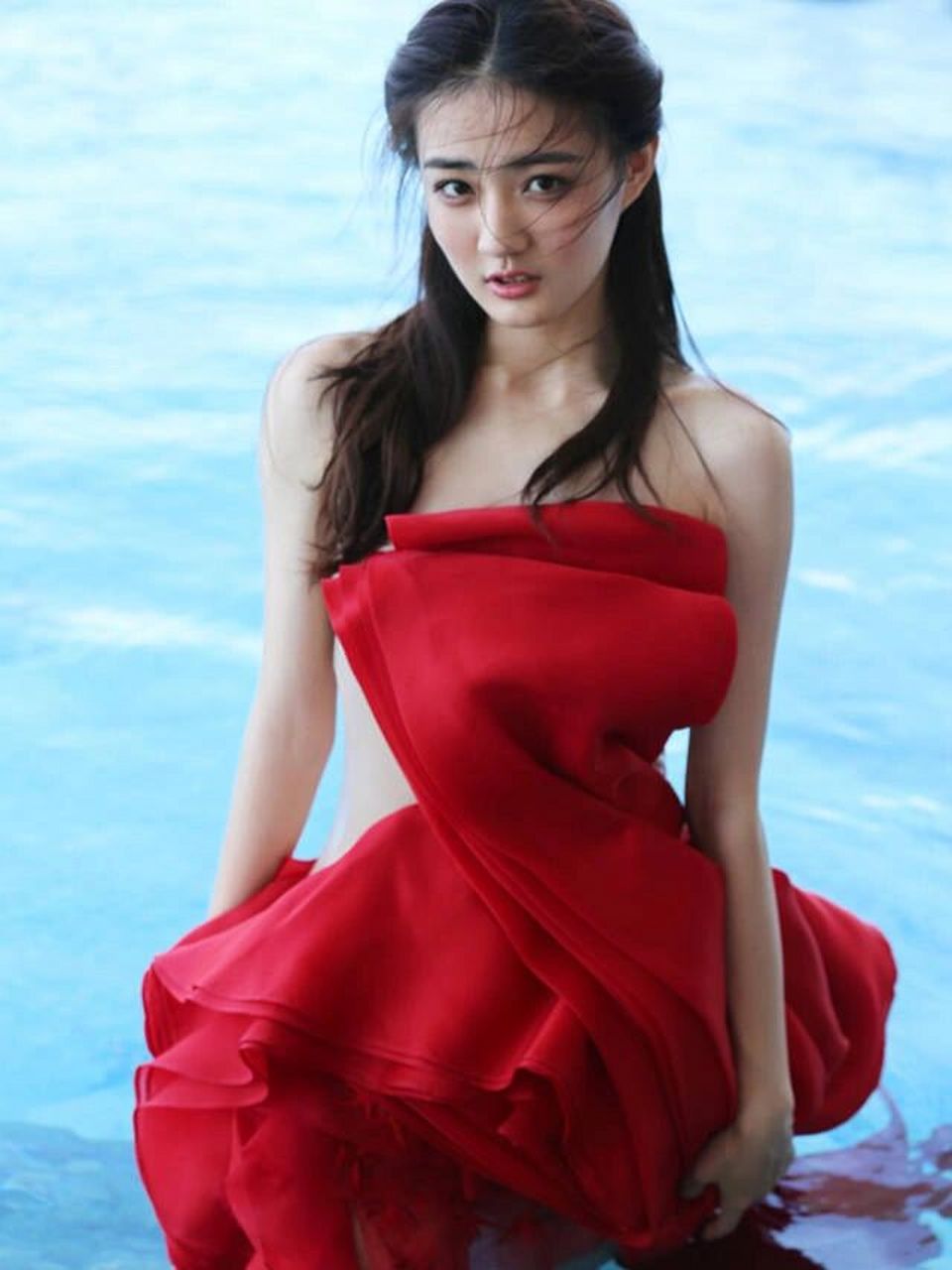 徐璐也是个时髦精,一些红色的抹胸礼服拍摄时尚大片,高调霸气,洒脱