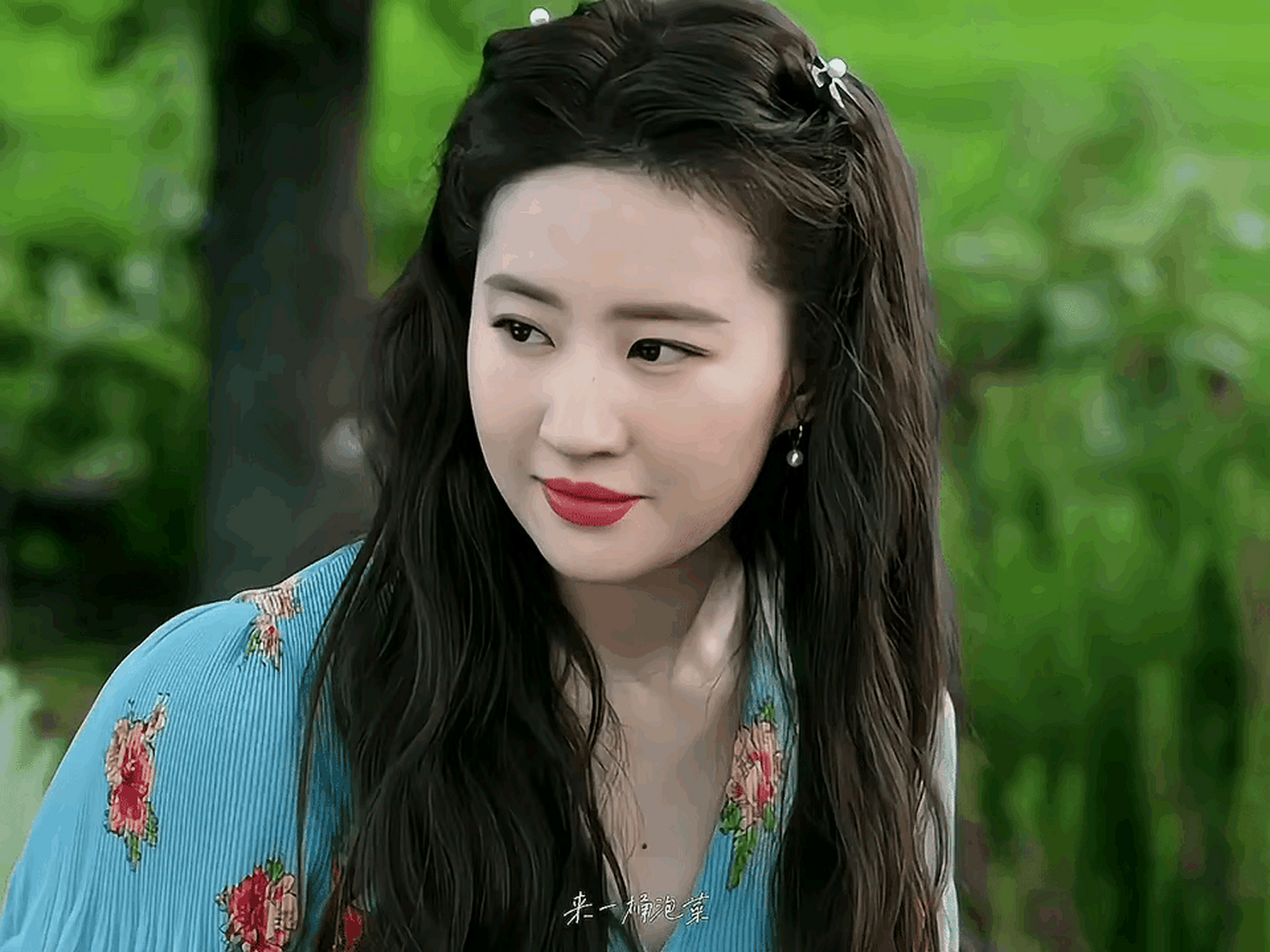 刘亦菲新剧里这个造型美出圈了,这次的公主头加碎花裙就很不一样,清新