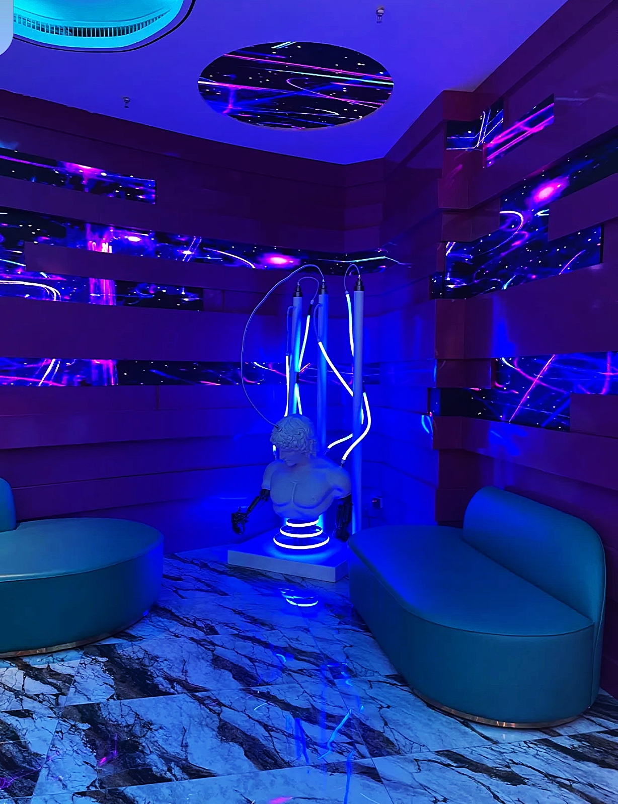 中午吃完饭,然后下午在西青万达里面找了一家ktv唱了一会歌