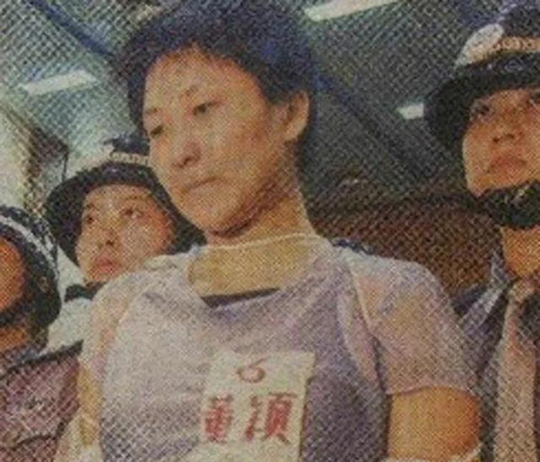 董颖是山东省青岛市人,出生于一个工人家庭,因为是独生子女,在家里