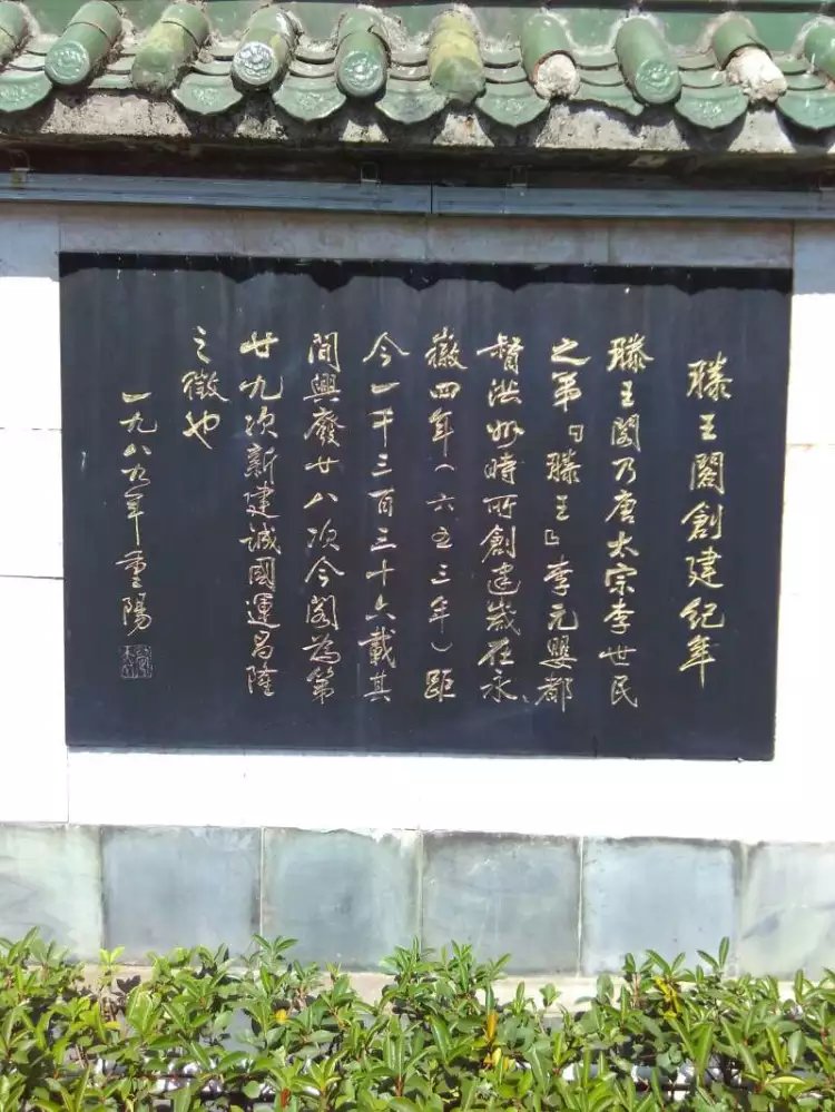 怪风太大把楼刮到那边去了吗?