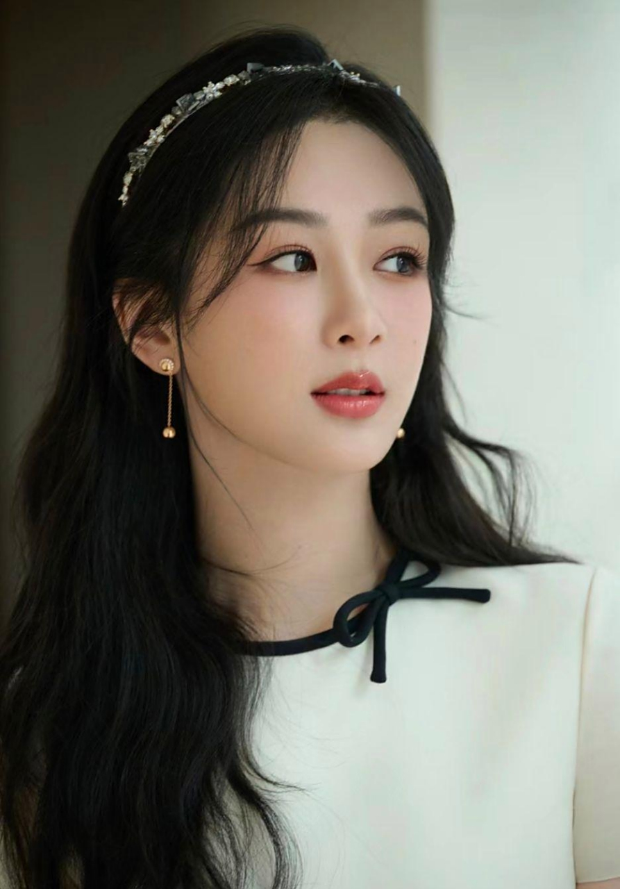 她不仅拥有清新可爱的外貌,还有着出色的演技和独特的个人魅力.