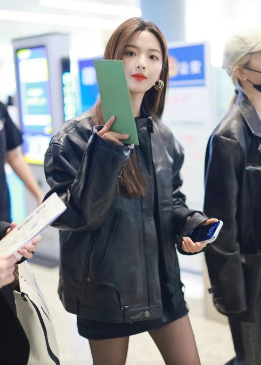 杨超越皮夹克造型 杨超越,这次的机场街拍 穿了一件皮夹克,搭配黑色