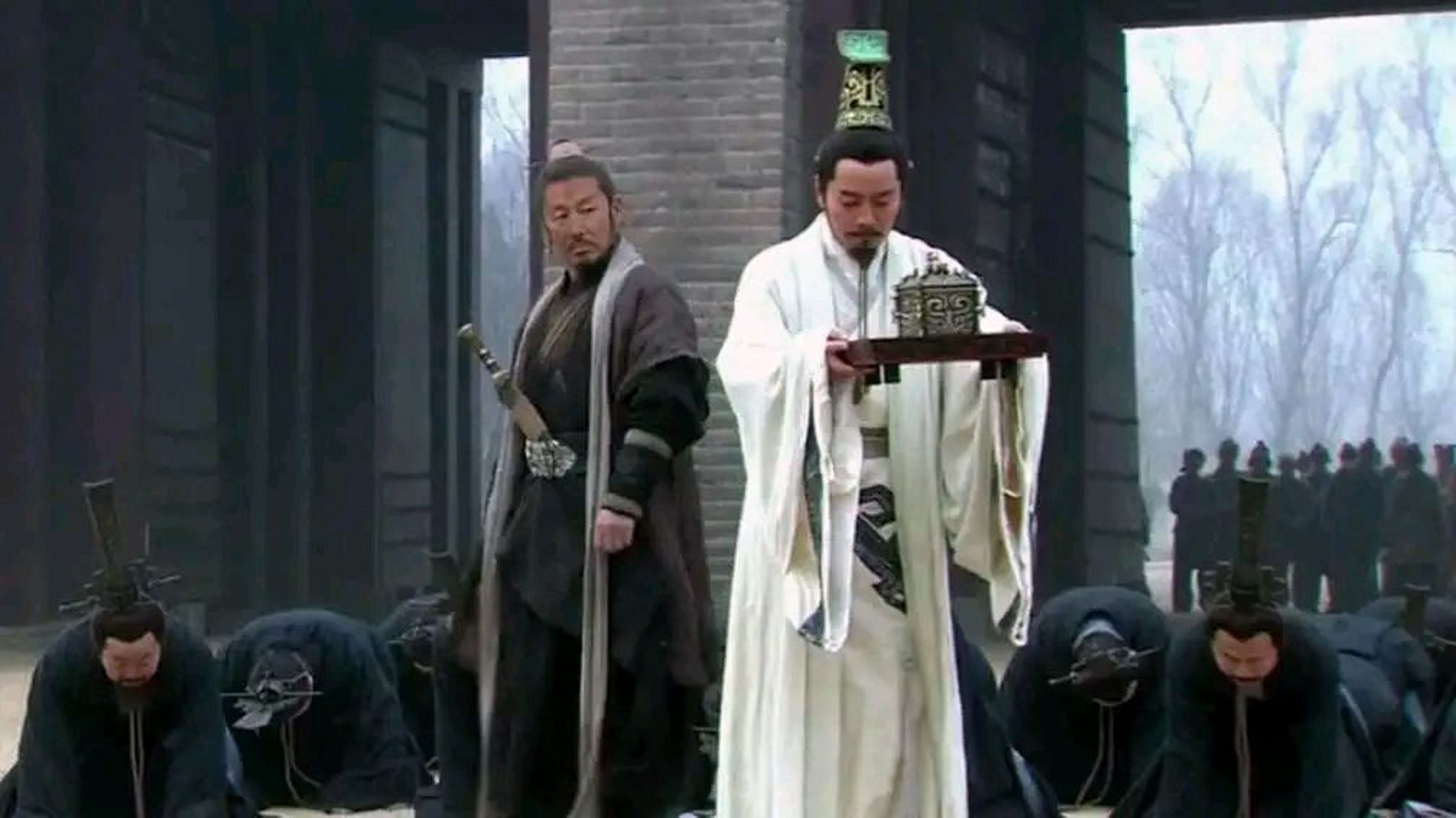 当时赵高让子婴去宗庙斋戒,并接受传国玺,过了5天后,子婴对两个儿子