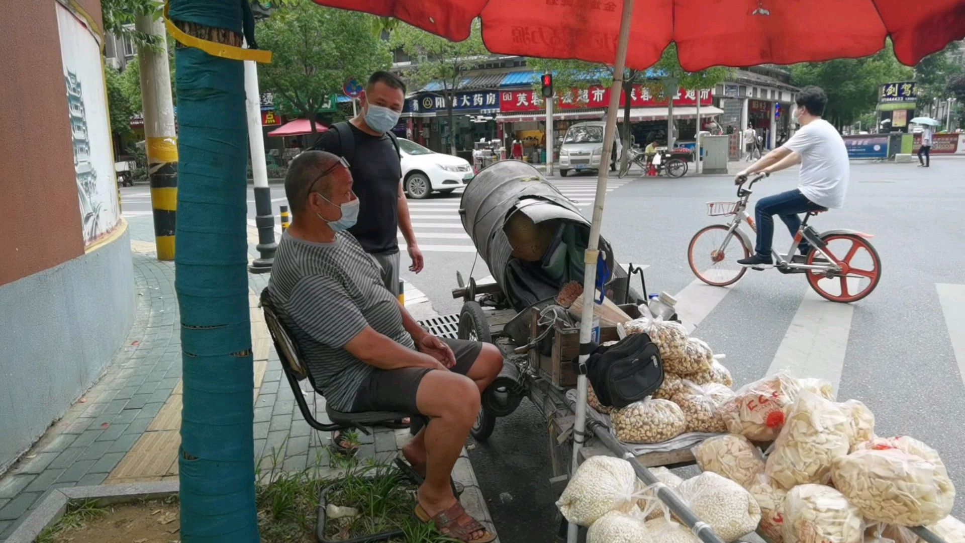 现在这么多人摆地摊,难道就这么赚钱吗?来听听张磊和大爷怎么说