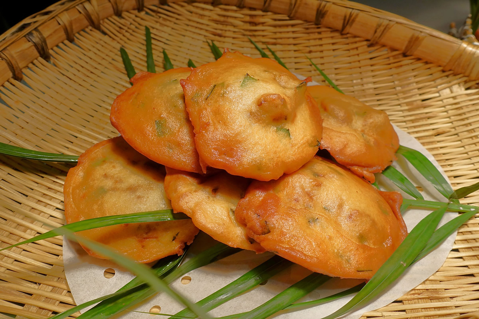 福州的美食有线面,蛎饼,鼎边糊,佛跳墙,荔枝肉,鱼丸,肉燕,锅边糊,春卷