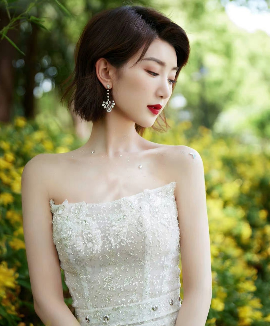 毛晓彤# 一袭白色镶钻抹胸礼裙,肤白貌美的绝美容颜,清新脱俗,婀娜