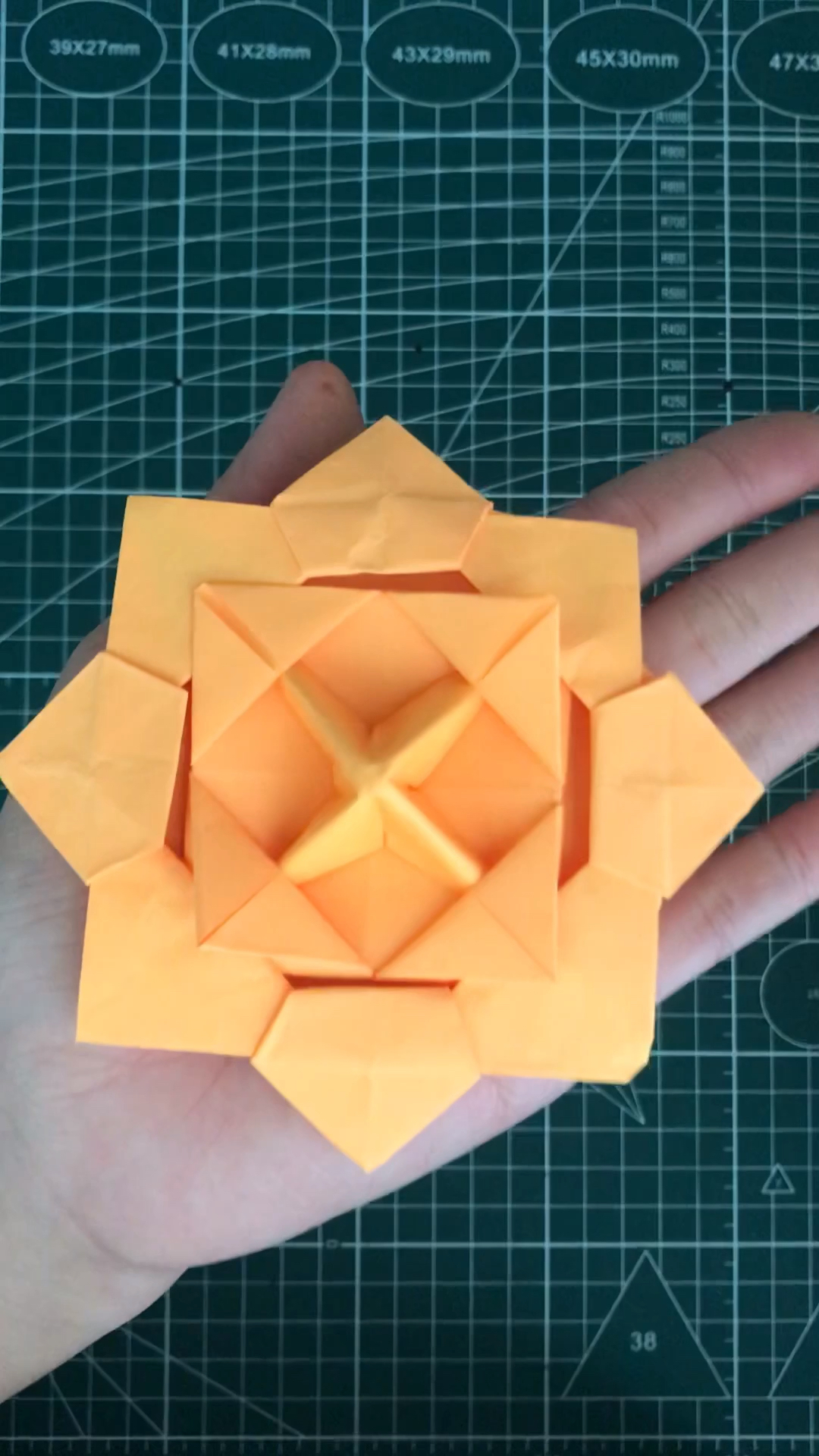 折纸陀螺用三张彩纸就能折出好玩的陀螺玩具超详细的手工教程