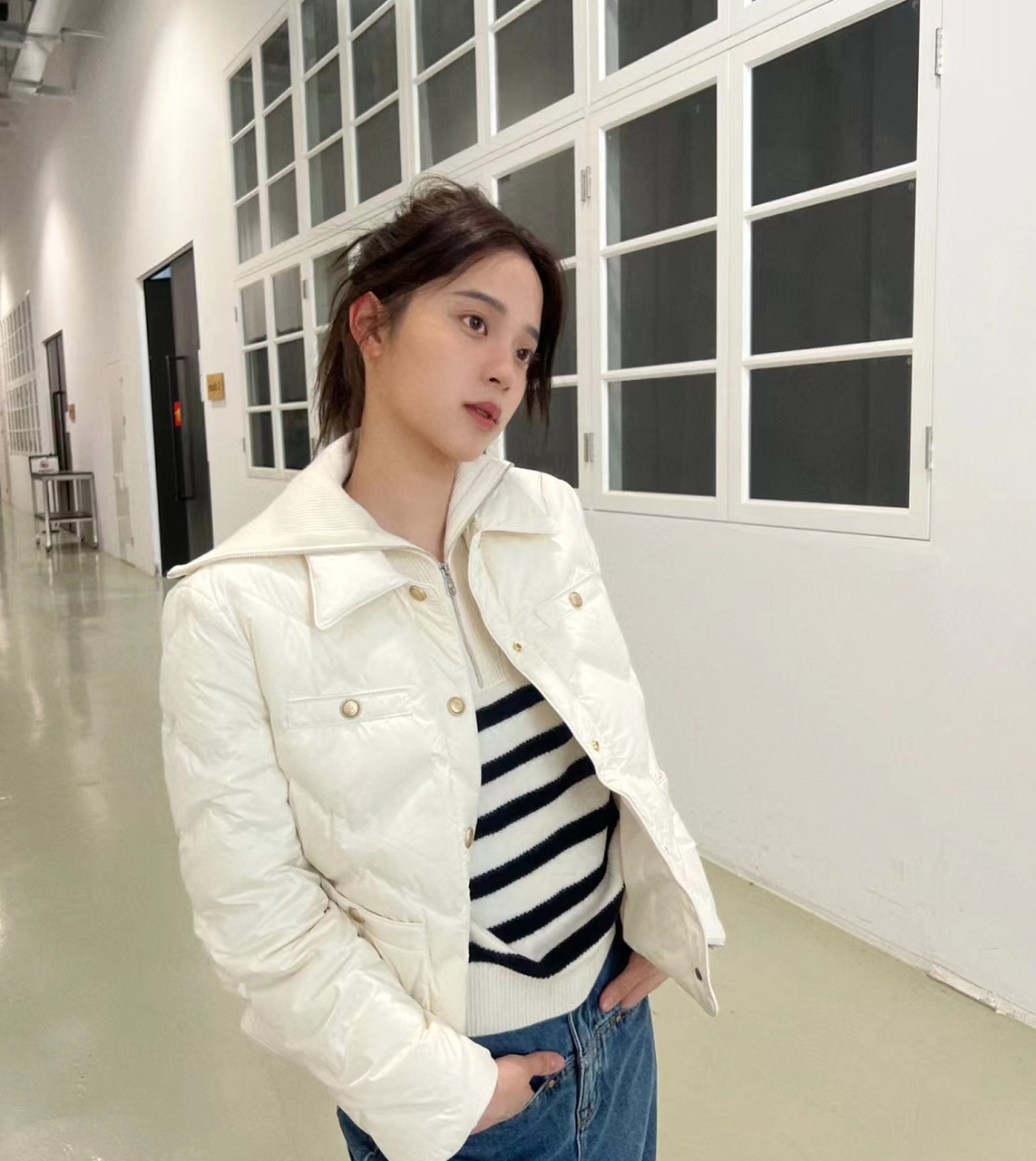 欧阳娜娜已经穿上轻薄羽绒服外套,比普通人提前两个季节入冬,女明星总