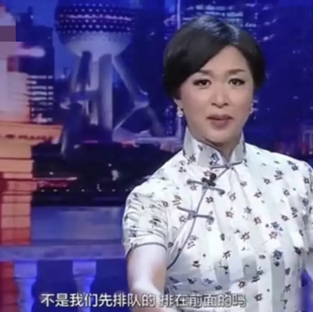 有一次,金星带孩子坐飞机,正在排队检票,突然就有一个大姐嘴里叼着