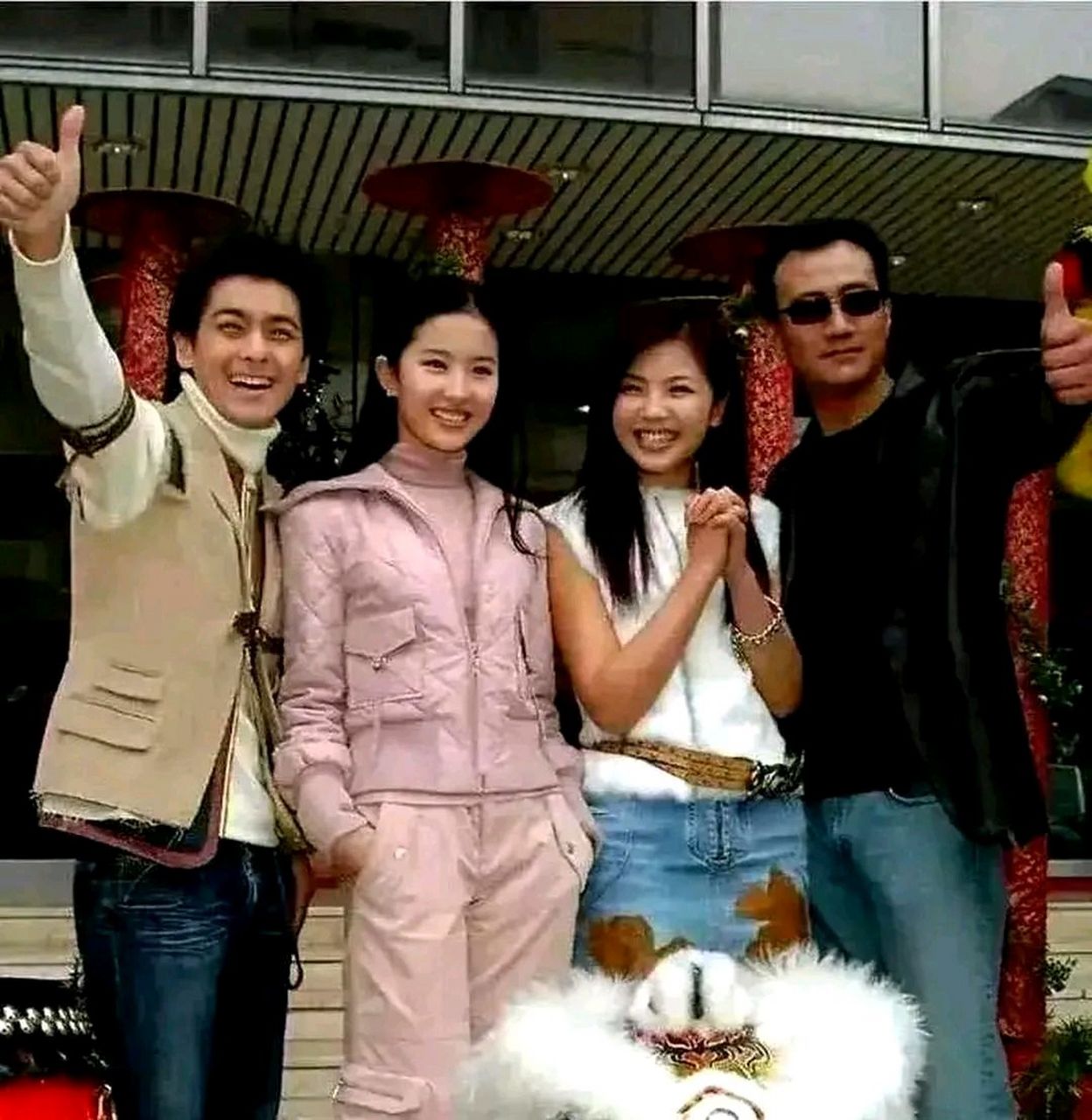 这张照片是在2003年拍摄的,当时林志颖,刘亦菲,刘涛和胡军一同参加
