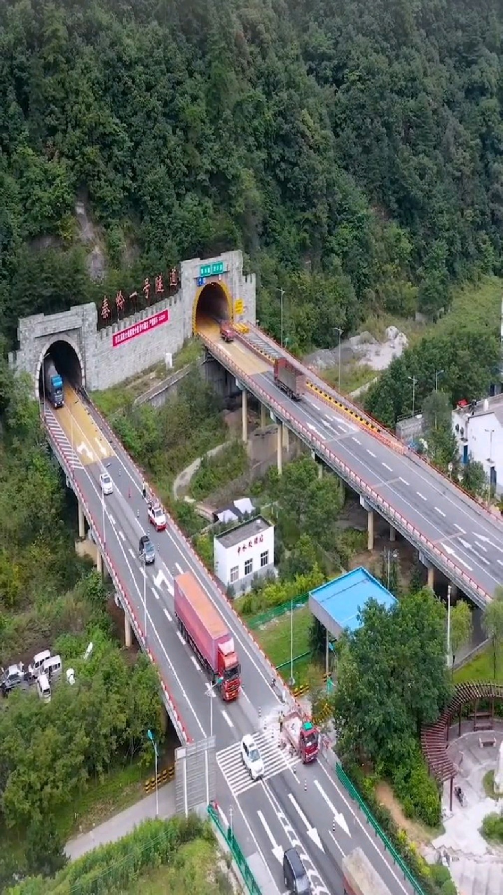 世界第一隧道,华夏龙脉秦岭一号隧道,让我们一起感受中国机建狂魔的