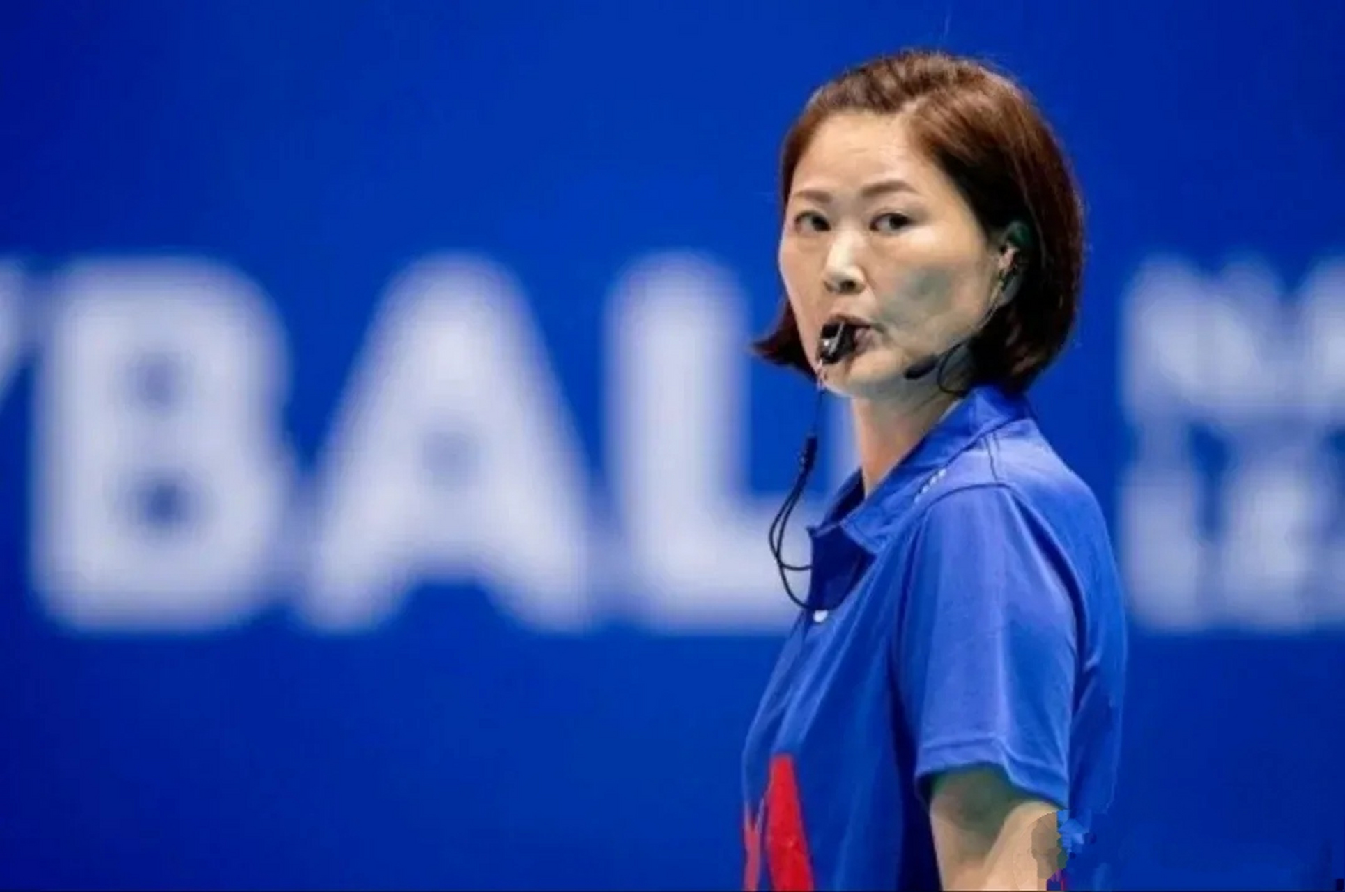 韩国人反华的急先锋是排球裁判姜珠熙,国际大赛上她多次针对中国吹