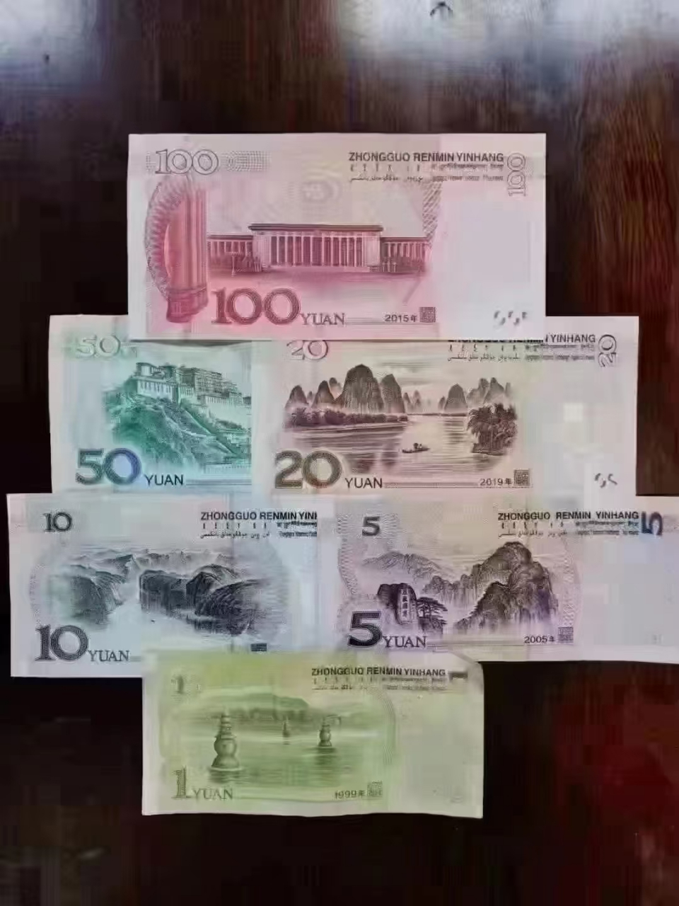 看,连人民币都在提醒我们,生活是需要钱的, 所以不要总是纠结生活不