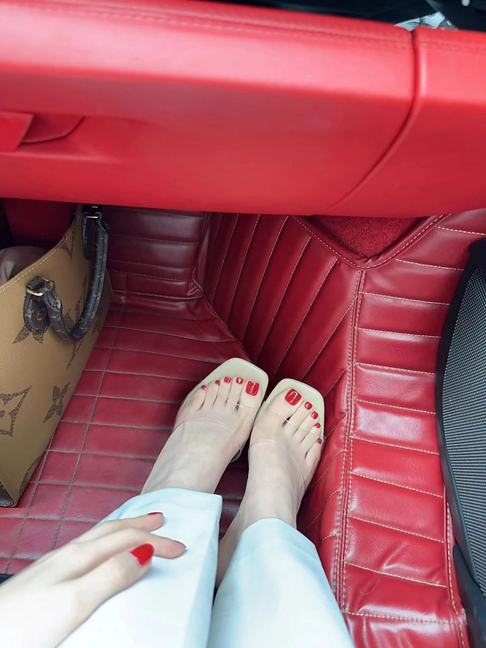 经典且优雅,红色脚趾美甲,搭配各种凉鞋都是美美哒[awsl][awsl]