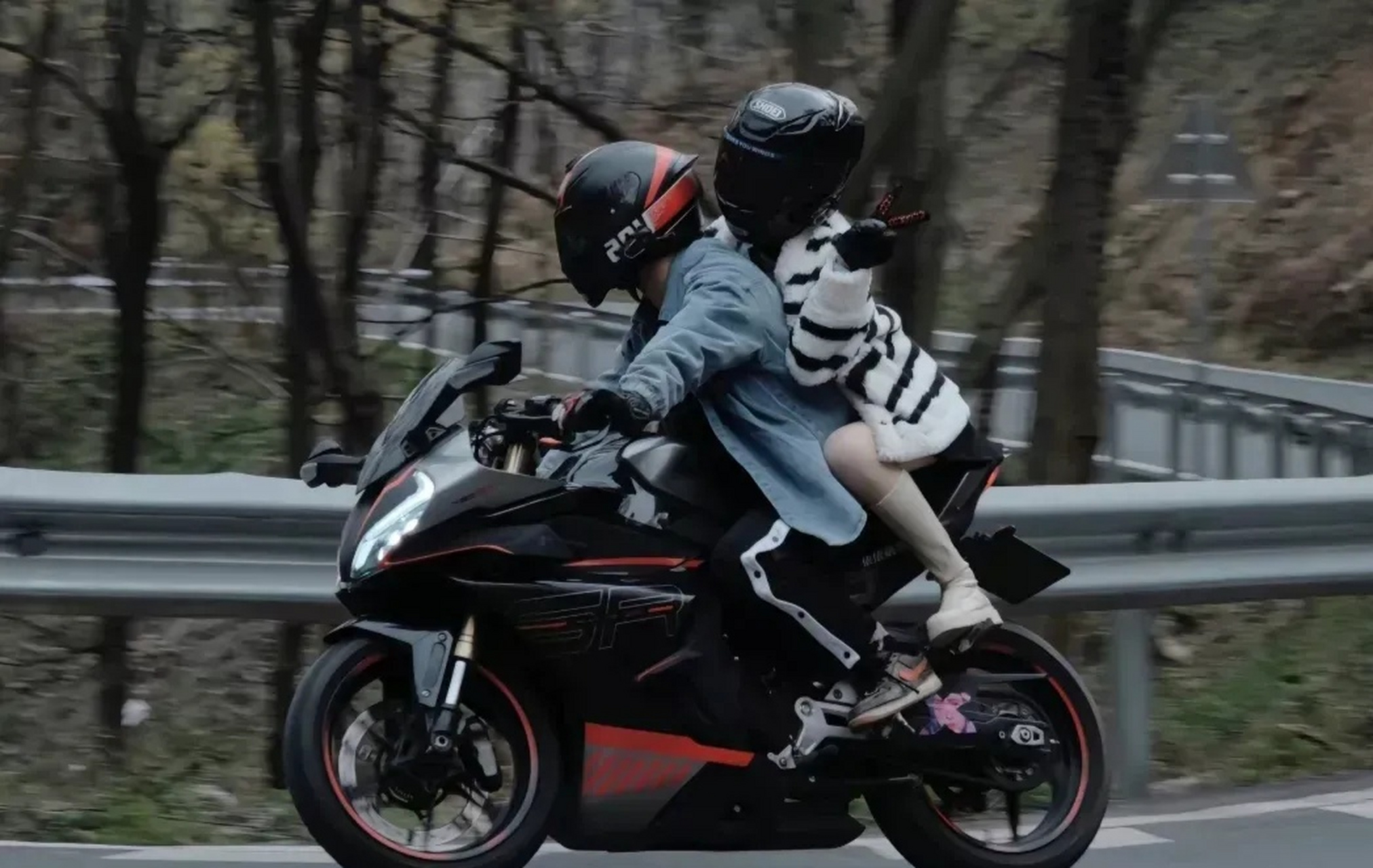 女生坐在男生摩托车时,他们的常规操作,两人关系暗藏玄机!