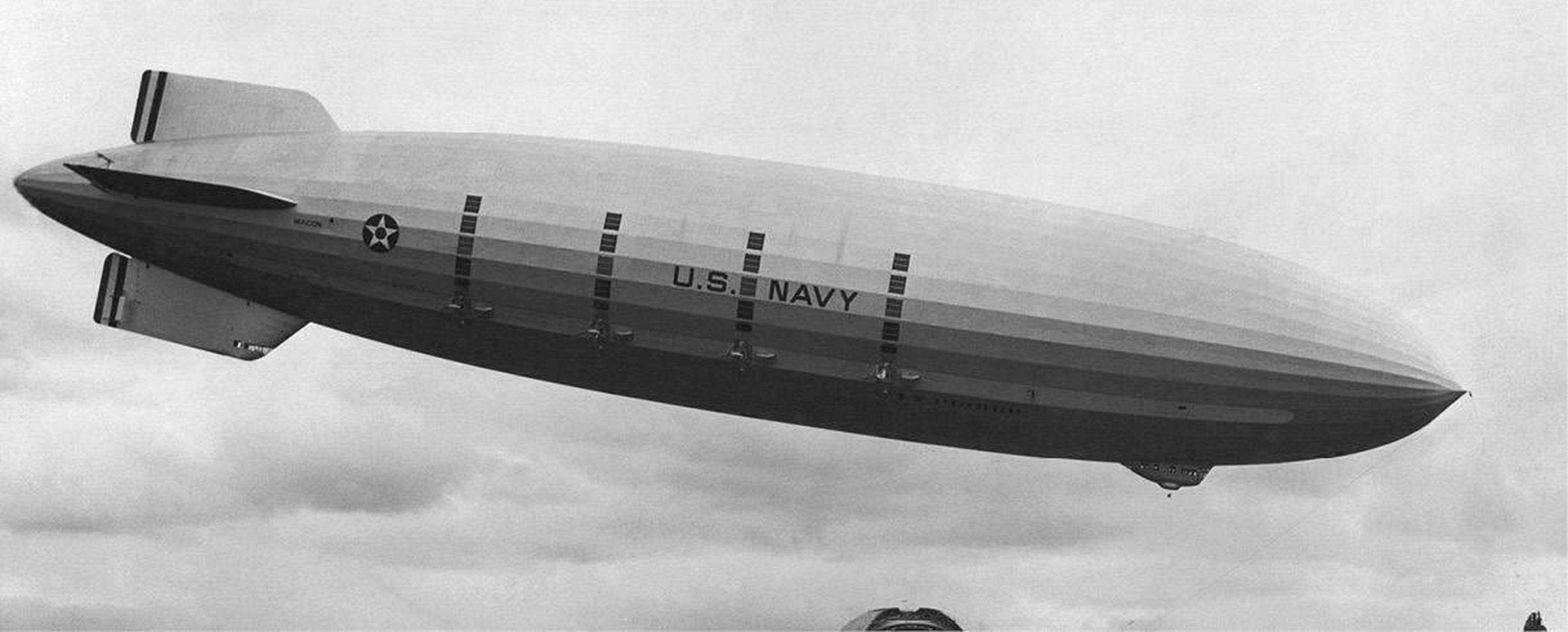 "阿克伦"级飞艇是美国在20世纪30年代研制的硬式飞艇,也被称为"空中航