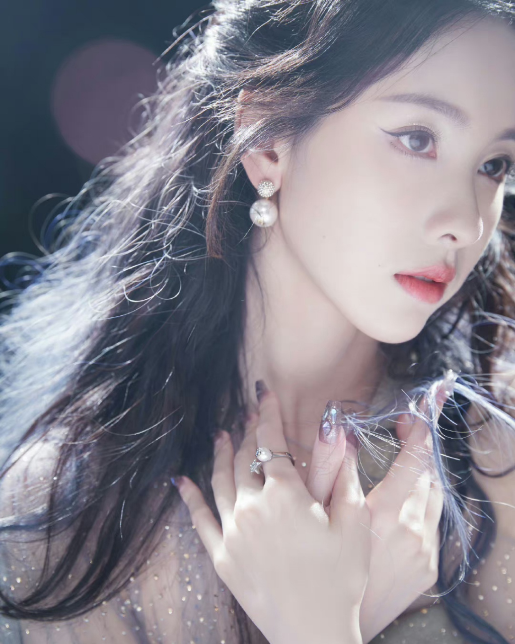 gq灵感派对红毯,挑染的蓝发很好看和裙子很搭,今天的陈都灵真的闪耀爆