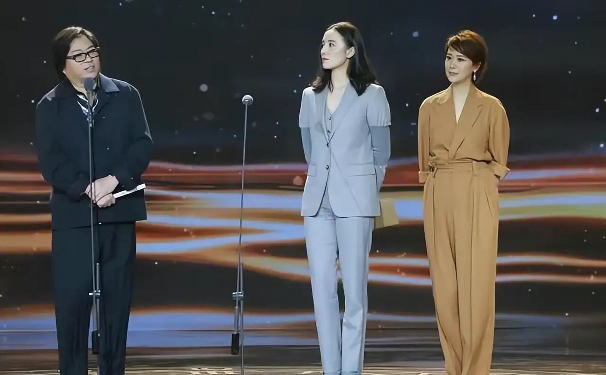 海清宋佳同穿裤装比美,一个像清冷,一个温柔,只差4岁气质大不同!