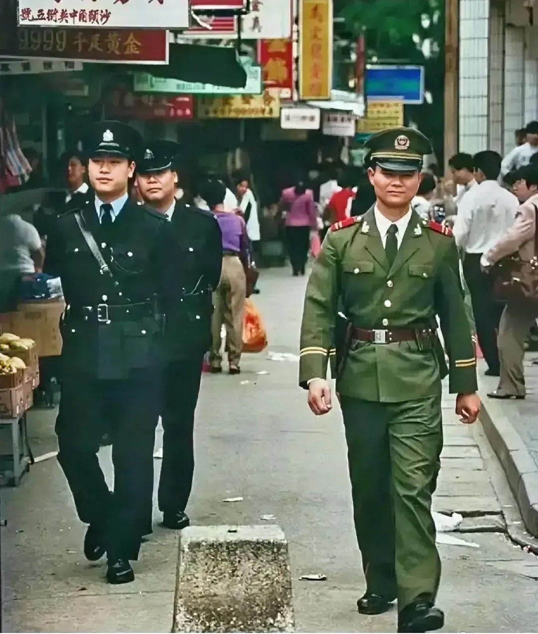 1996年深圳中英街,当时的香港警员正和我边防武警在三号界碑边巡逻.