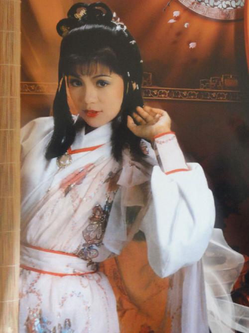 俏黄蓉翁美玲爆红3年惨死家中被抬出时全身裹满锡纸