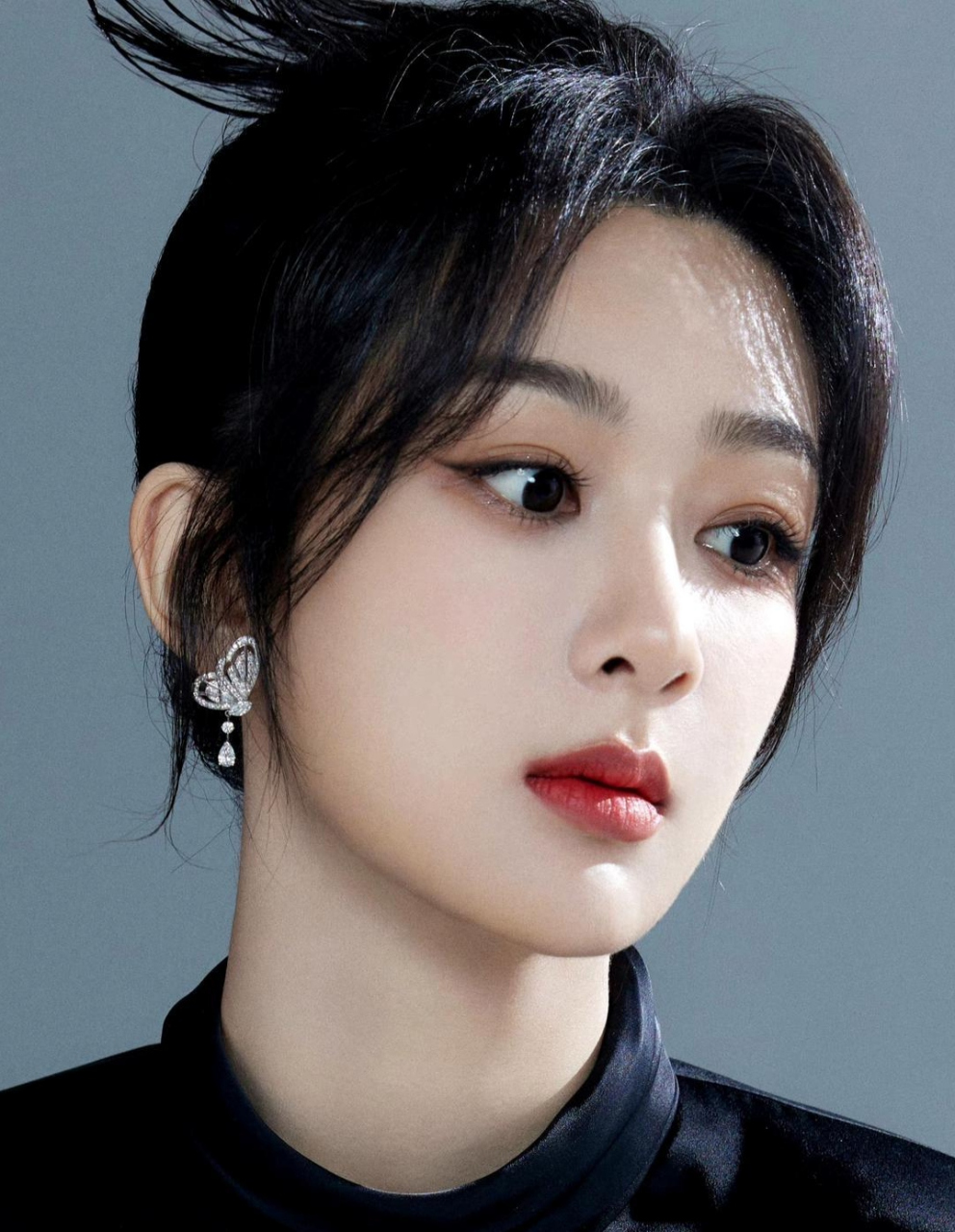 看杨紫穿黑色经典美丽,精致的盘发和标准的脸型,秀气妩媚,优雅的身姿,