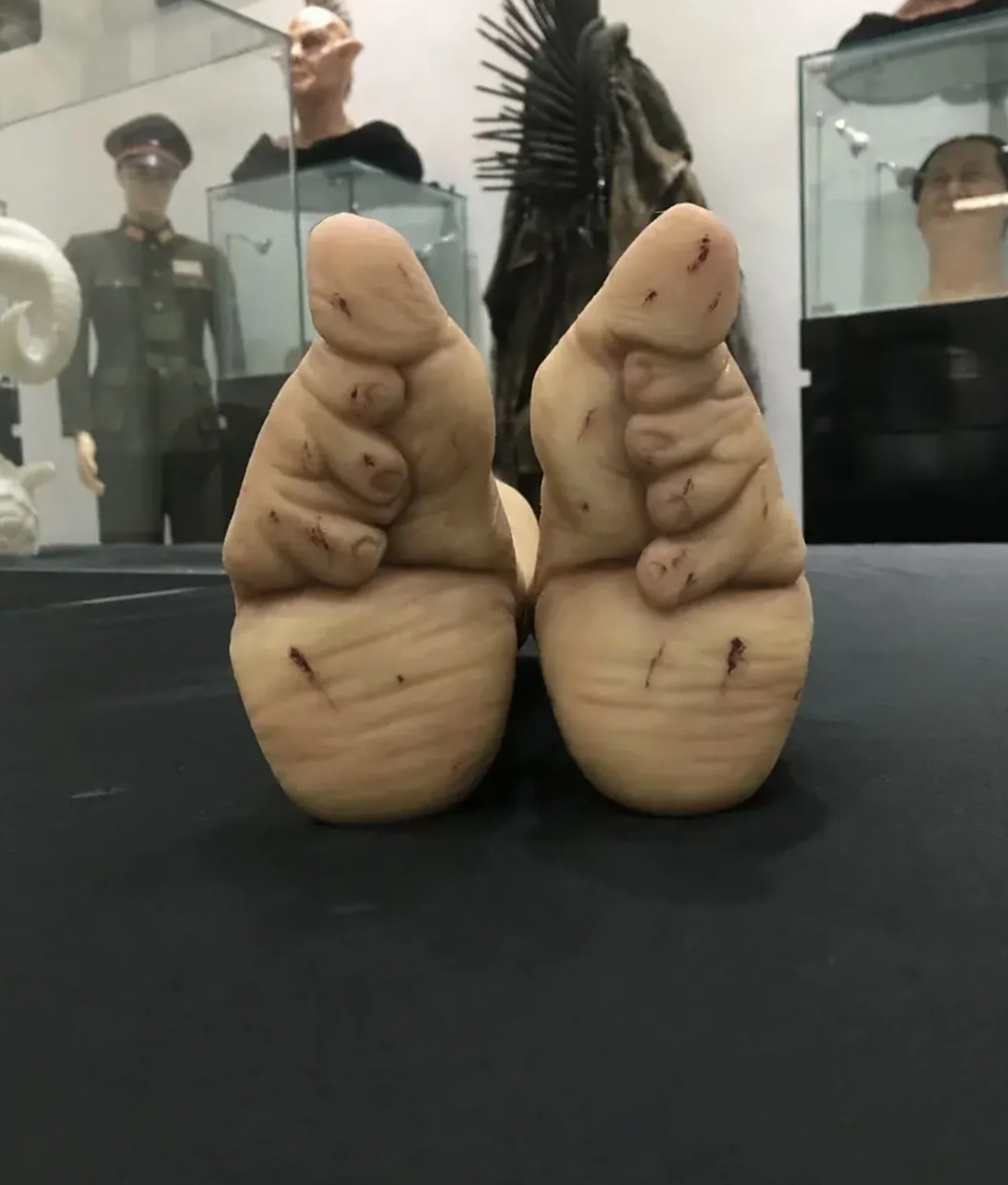 在过去,只有富家千金才有资格缠脚,这种行为被视为一种身份的象征和