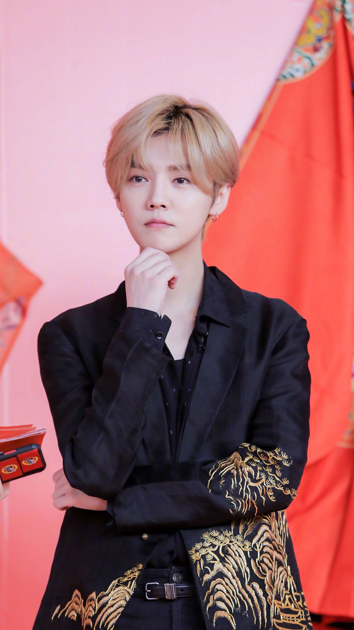 歌手鹿晗,人气爱豆,帅气又英俊的初代男团,来看休闲写真照