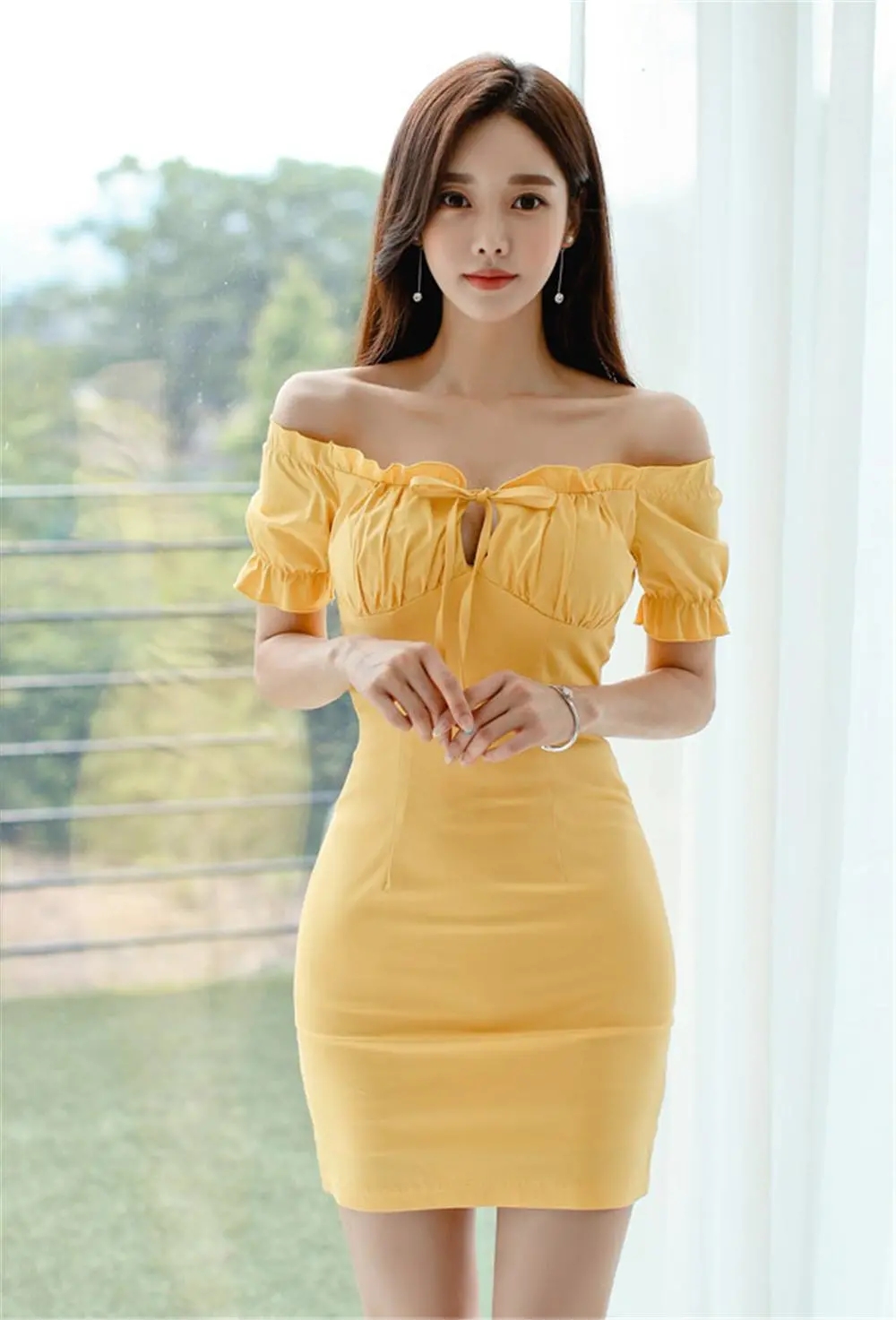 韩国女神孙允珠:鲜橙柠黄一字肩包臀裙,超级显白