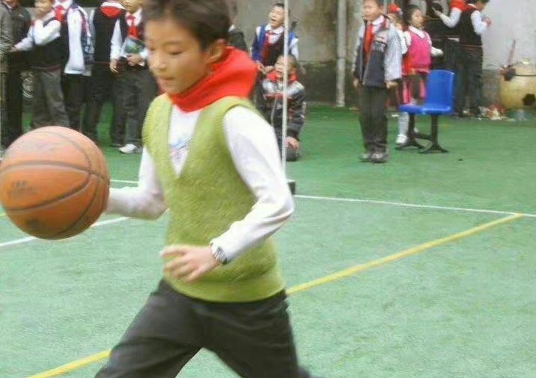 王俊凯小学运动会打篮球的旧照,满满的少年感 676767 #王俊凯