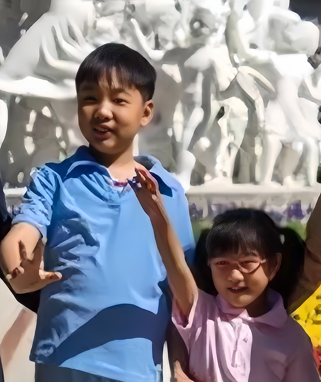 这是毛东东和妹妹毛甜懿幼年时期,童年时期的两张合影