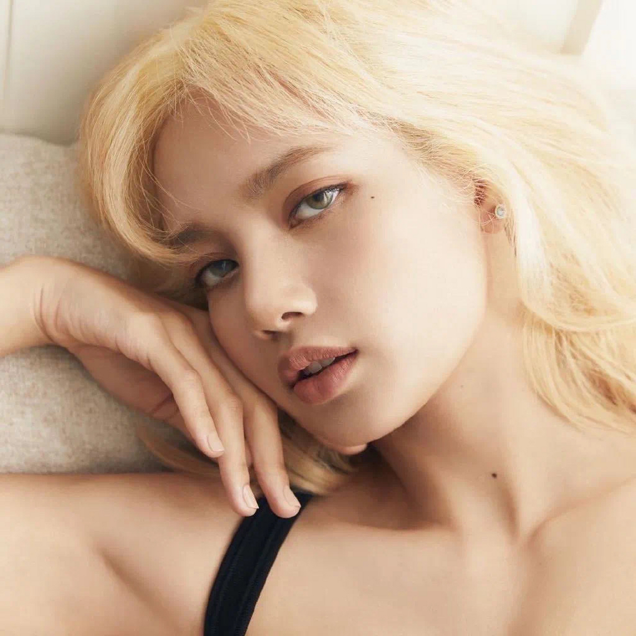 就在大家以为jennie要错过这场演出的时候,没想到lisa专门为了jennie